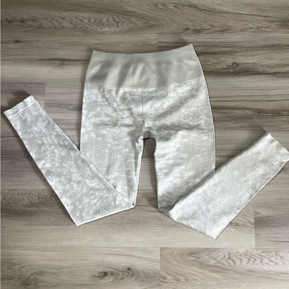 Fabletics High-Waisted Seamless Mist Legging Light Grey & White Size Small - Picture 8 of 9